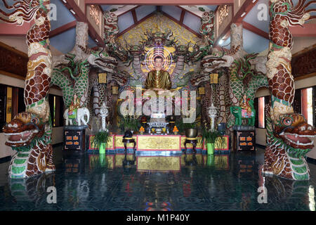 Altare maggiore con il Buddha Shakyamuni statua, Van Hanh Zen monastero buddista di Dalat, Vietnam, Indocina, Asia sud-orientale, Asia Foto Stock