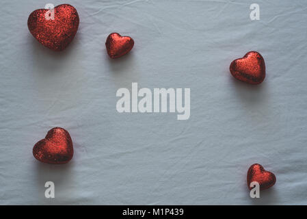 Cuori rossi di San Valentino attorno a uno sfondo quadrato bianco.  Posiziona per testo, spazio di copia. Vista dall'alto. Buon San Valentino  concetto Foto stock - Alamy