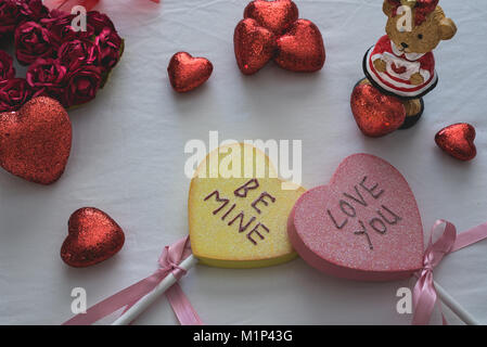 L amore è e deve essere la mente cuori display insieme con altri cuori e un orso. Foto Stock