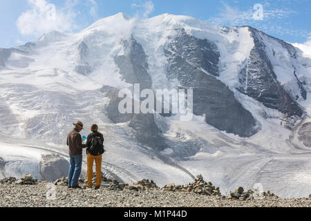 Ai turisti di ammirare il Diavolezza e Pers ghiacciai e Piz Palu, St Moritz, Canton Grigioni, Engadina, Svizzera, Europa Foto Stock