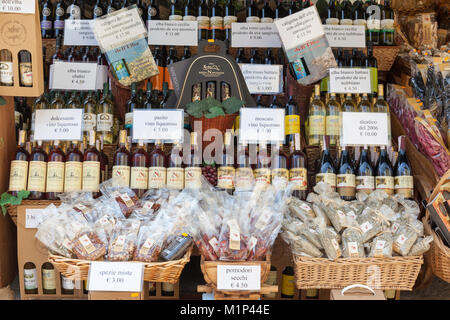 Negozio di vini locali e di prodotti alimentari, di Marina di Campo, Isola d'Elba, Provincia di Livorno, Toscana, Italia, Europa Foto Stock