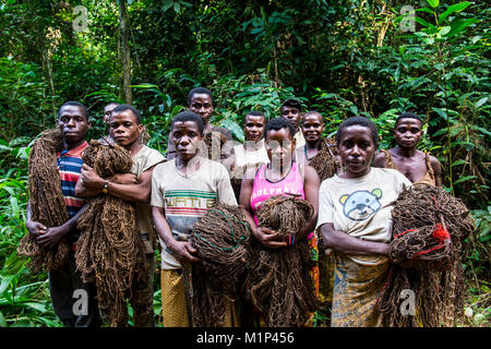 Pigmei Baka sul loro modo di andare net-caccia, nel Dzanga-Sangha riserva speciale, Sito Patrimonio Mondiale dell'UNESCO, Repubblica Centrafricana, Africa Foto Stock