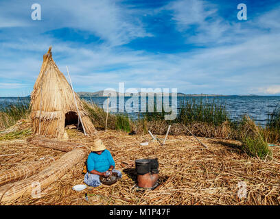 Nativo di Uro Lady cottura, Uros isole galleggianti, il lago Titicaca Puno, Regione, Perù, Sud America Foto Stock