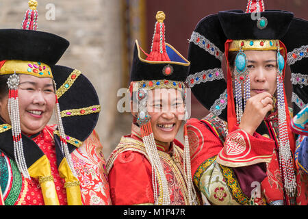 Tre donne che indossano tradizionali costumi mongola, Harhorin, Sud provincia Hangay, Mongolia, Asia Centrale, Asia Foto Stock