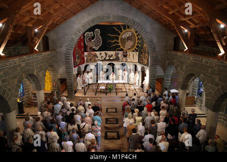 Messa cattolica, Notre Dame de Toute Grace du Plateau d'Assy (Madonna piena di grazia di Plateau d'Assy), Alta Savoia, Francia, Europa Foto Stock