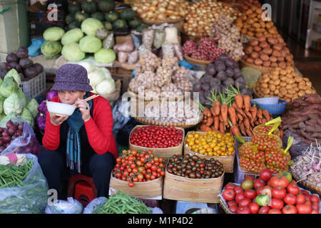 Donna vendita di ortaggi freschi sul mercato, Dalat, Vietnam, Indocina, Asia sud-orientale, Asia Foto Stock