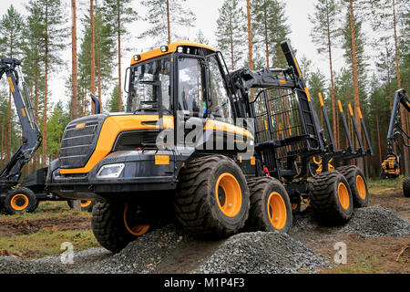 JAMSA, Finlandia - 30 agosto 2014: Ponsse presenta una corsa senza problemi su un terreno accidentato con Buffalo spedizioniere in una dimostrazione di lavoro a FinnMETKO 2014. Foto Stock