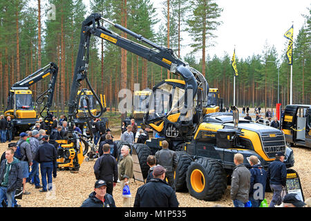 JAMSA, Finlandia - 30 agosto 2014: Scorpion re Harvester attira l'attenzione come Ponsse presenta il suo nuovo modello di serie 2015 in FinnMETKO 2014. Foto Stock