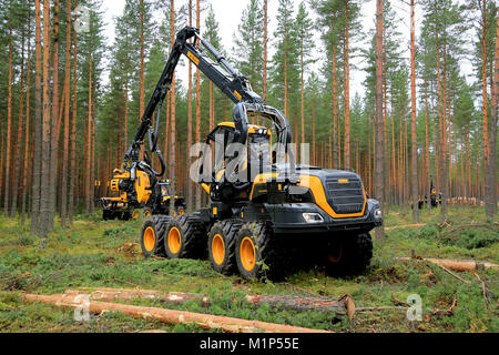 JAMSA, Finlandia - 30 agosto 2014: Ponsse harvester Scorpion al lavoro. Ponsse presenta il suo nuovo modello di serie 2015 in FinnMETKO 2014. Foto Stock