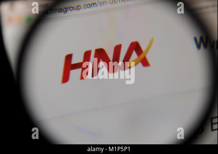 HNA Group Co. logo che si vede attraverso una lente di ingrandimento Foto Stock