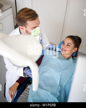 Vista superiore del dentista maschio con paziente in deambulazione dentale Foto Stock