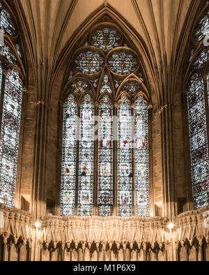 Splendide vetrate nella casa del Capitolo della Cattedrale di York Minster e York. Novembre 2017 Foto Stock