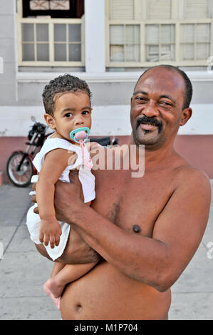 TRINIDAD, CUBA, Ottobre 27, 2009. Un uomo che porta il suo bambino, in Trinidad, Cuba, nel mese di ottobre 27th, 2009. Foto Stock