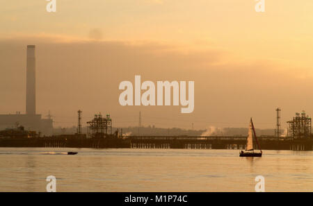 Vista nebbiosa di Fawley Power Station, preso da Netley Abbey Foto Stock