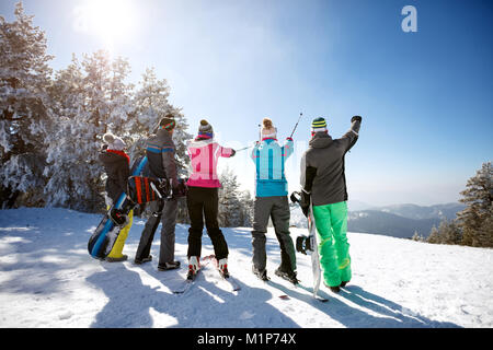 Gli sciatori in cerca paesaggio di montagna, vista posteriore Foto Stock
