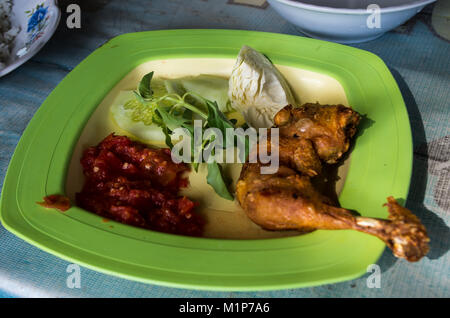 LALAPAN AYAM - tipico piatto indonesiano Foto Stock