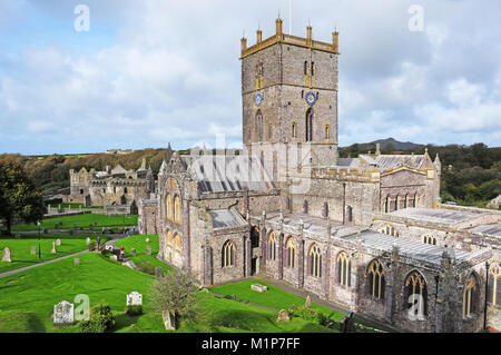 St.David la cattedrale e il Palazzo del Vescovo, Pembrokeshire, da the gatehouse. Foto Stock
