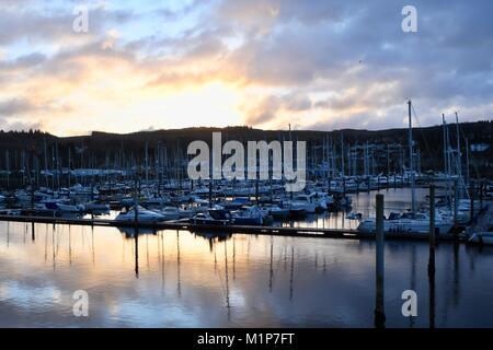 La mattina presto il sole invernale su Kip Marina Foto Stock