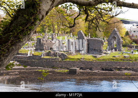 Rovine di Donegal Abbey e il cimitero dal fiume Eske, Donegal Town, Irlanda Foto Stock