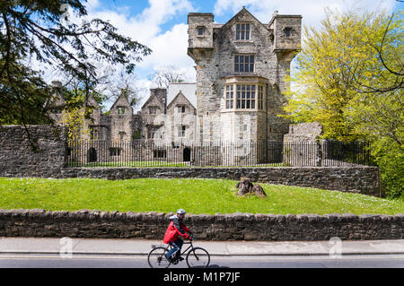 Castello di Donegal e il ciclista dal fiume Eske, Donegal Town, Irlanda Foto Stock