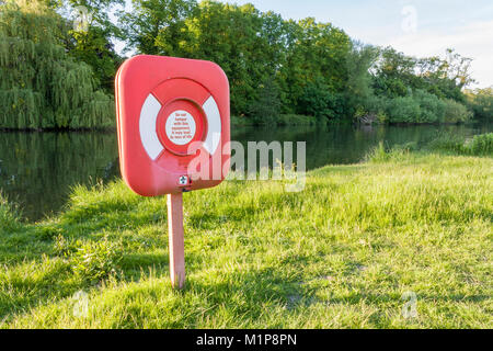 Salvagente, ancora di salvezza o lifebelt sull argine a Pangbourne sul Tamigi in Berkshire, Inghilterra, GB, Regno Unito Foto Stock