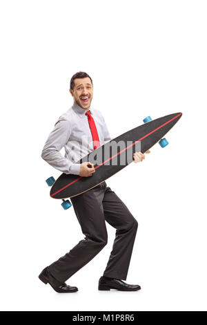 A piena lunghezza Ritratto di un imprenditore che finge di suonare la chitarra su un longboard isolati su sfondo bianco Foto Stock