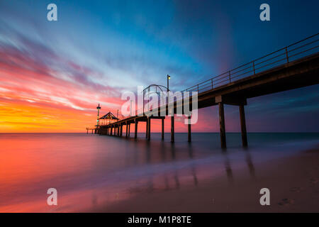 Un vibrante tramonto al Molo di Brighton a Brighton, Adelaide, Australia del Sud, in Australia il 1 febbraio 2018 Foto Stock