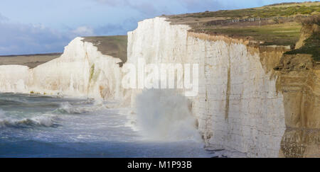 Guardando ad Ovest lungo la bellissima sette sorelle scogliere come visto da vicino Birling Gap. Foto Stock