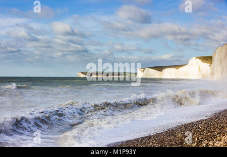 Guardando ad Ovest lungo la bellissima sette sorelle scogliere come visto da vicino Birling Gap. Foto Stock