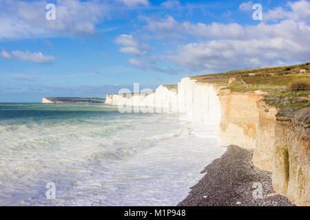 Guardando ad Ovest lungo la bellissima sette sorelle scogliere come visto da vicino Birling Gap. Foto Stock