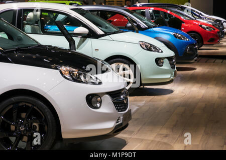 Bruxelles - Jan 10, 2018: fila di Adam Opel economic city cars illustrato a Bruxelles Motor Show. Foto Stock