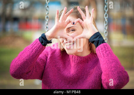 Giovane donna amore invio Foto Stock