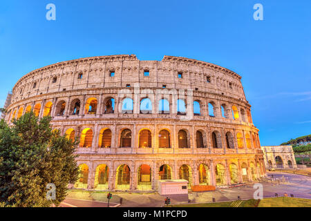 Roma di notte lo skyline della città a Roma Colosseo Roma Colosseo), Roma, Italia Foto Stock