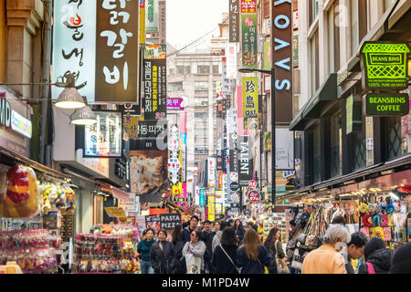 MYEONG DONG SEOUL, Corea del Sud - 1 Aprile 2016 : turistico a Myeong-dong shopping street, Seoul, Corea del Sud Foto Stock