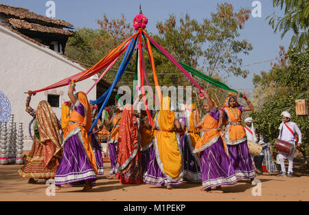 Dandiya ballo Folk Dance di Gujarat, Udaipur, Rajasthan, India Foto Stock