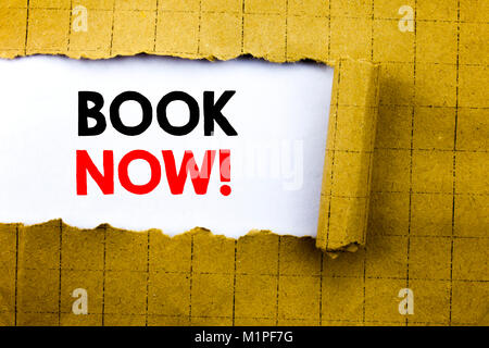 La parola, la scrittura Prenota ora. Il concetto di business per prenotazione La prenotazione scritta sul libro bianco su giallo carta ripiegata. Foto Stock