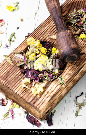 Medicinali a base di erbe fiori tè in un mortaio con pestello Foto Stock