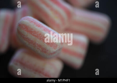 Abbastanza cibo di colore pastello rosa e bianco prelibatezze dolci o caramelle prese da vicino e rivestite di zucchero chiamato Mix di inverno Foto Stock