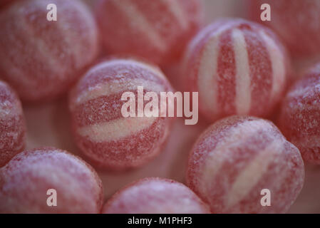 Prodotti alimentari di prelibatezze dolci o caramelle a strisce rosse e bianche e chiamato palle di chiodi di garofano in una macro close up immagine Foto Stock