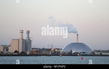 Una vista generale della Marchwood ERF impianto di incenerimento (destro) nel Porto di Southampton. Foto Stock