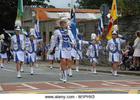 Una marching band in unifrom marche attraverso le strade di Sligo nel giorno finale di un festival di musica irlandese, il Fleadh Cheoil. Foto Stock