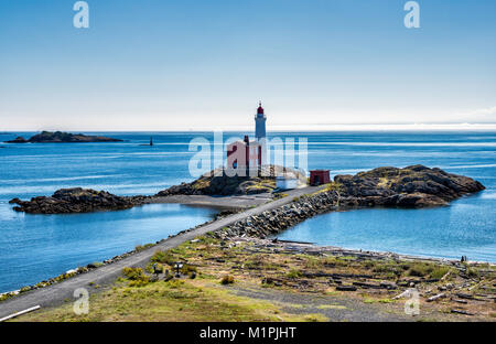 Fisgard Faro, costruito nel 1860, vista da Fort asta Hill, oltre Esquimalt porto di Victoria, l'isola di Vancouver, British Columbia, Canada Foto Stock