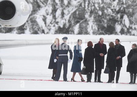 Il Duca e la Duchessa di Cambridge sono soddisfatte dal Principe Ereditario Haakon e Crown Princess Mette-Marit della Norvegia come essi arrivano a Oslo Gardermoen Aeroporto in Norvegia. Foto Stock