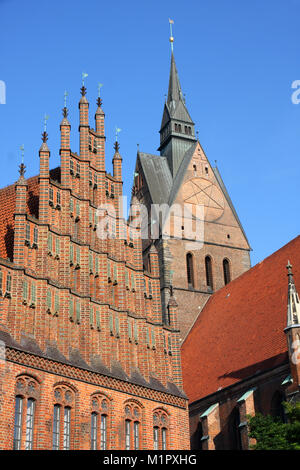 Chiesa di mercato e il Vecchio Municipio di Hannover in Germania Foto Stock