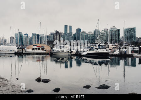 Vancouver, British Columbia, Canada - 24 dicembre 2017: vista porto e città di Vancouver grattacieli e barche con riflessi nell'acqua su un ov Foto Stock