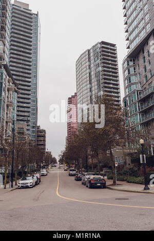 Vancouver, British Columbia, Canada - 24 dicembre 2017: Street con le auto parcheggiate in Vancouver, con grattacieli. Foto Stock