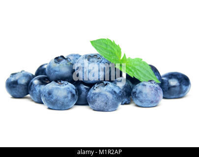 Fresche, mature mirtillo Frutta, isolati su sfondo bianco. Shiny mirtilli con foglia di menta su bianco. Mucchio di frutti di bosco, mangiare sano. Foto Stock