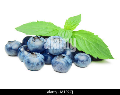 Fresche, mature mirtillo Frutta, isolati su sfondo bianco. Shiny mirtilli con foglia di menta su bianco. Mucchio di frutti di bosco, mangiare sano. Foto Stock