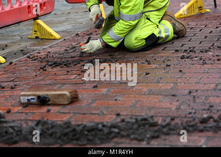 Gli uomini a fare street riparazioni in North Street, Chichester, West Sussex, Regno Unito. Foto Stock