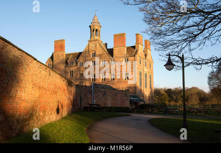 La mattina presto il sole invernale a Rufford abbazia nel Nottinghamshire, England Regno Unito Foto Stock